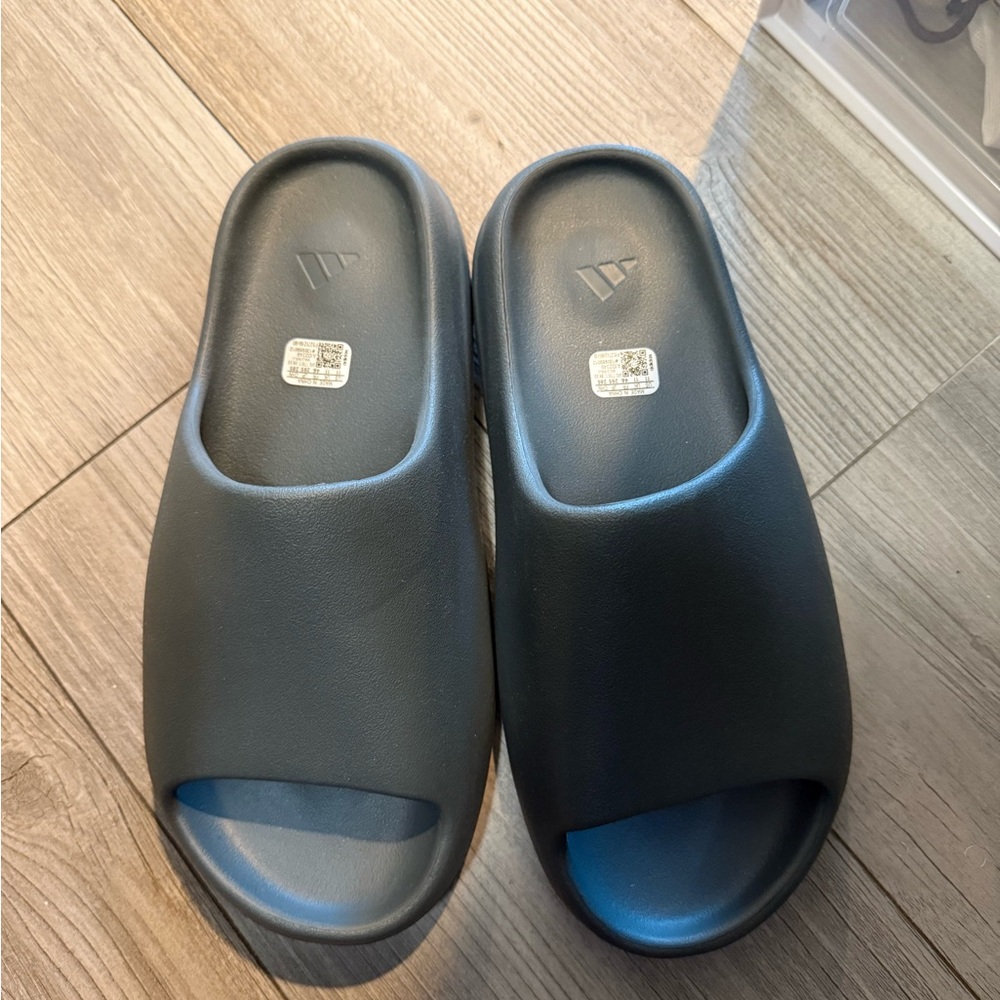 YEEZY SLIDES
